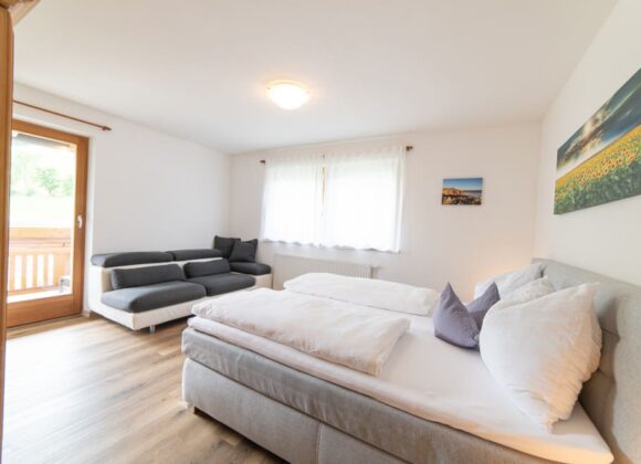 Lichtdurchflutetes, modernes Zimmer in der Pension Klausthaler, Mölten, Südtirol. Perfekt für erholsame Urlaubstage im sonnigen Südtirol.